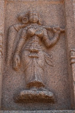 Hazara Rama Tapınağı duvarında hayran tablosu olan kadının yakın görüntüsü, Hampi, Karnataka, Hindistan - Şubat 01.2022