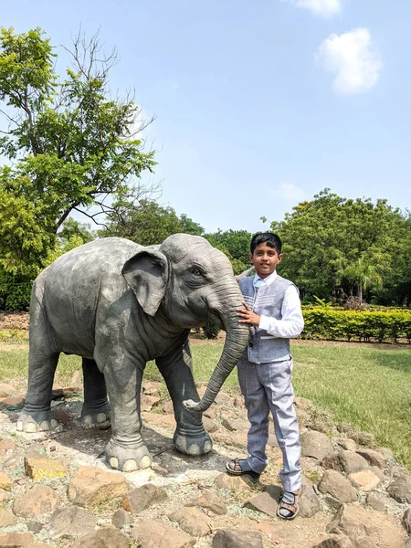 Hermosa Vista Niño Con Pequeña Escultura Elefante Aislado Jardín Kalaburagi — Foto de Stock
