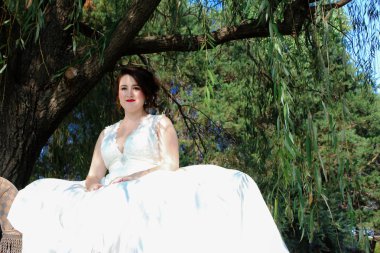 Gelin bir ağlayan söğüt ağacı tarafından