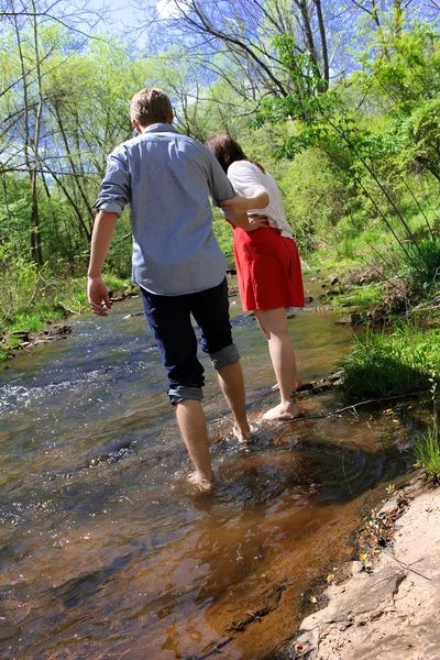 Spaziergang in einem Fluss — Stockfoto