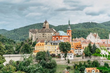 Meşhur ortaçağ kasabası Loket, Elbogen 'in panoramik manzarası, Çek Cumhuriyeti' nin nehir üzerindeki renkli evleri ve taş kalesiyle birlikte. Tarihi kent merkezi ulusal anıttır. Seyahat mimarisi geçmişi.