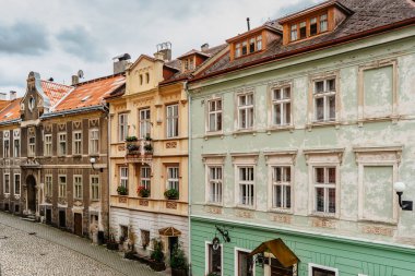 Madalyon, Çek Cumhuriyeti - 19 Ağustos 2021 Ortaçağ 'ın Loket, Elbogen kentindeki cadde manzarası, nehrin yukarısında renkli evler ve taş kale ile birlikte. Tarihi kent merkezi ulusal anıttır..