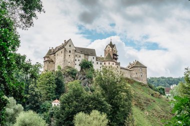 Meşhur ortaçağ kasabası Loket, Elbogen 'in panoramik manzarası, Çek Cumhuriyeti' nin nehir üzerindeki renkli evleri ve taş kalesiyle birlikte. Tarihi kent merkezi ulusal anıttır. Seyahat mimarisi geçmişi.