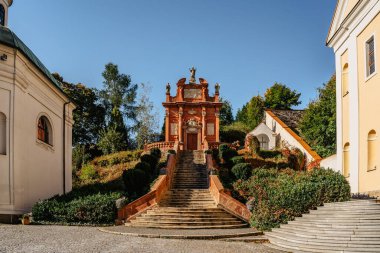 Ostrov, Çek Cumhuriyeti-Ekim 10.2021.Piarist Manastırı ile Einsiedelnli Bakire Meryem Şapeli. St. Anne Kilisesi ve Cenaze Şapeli. Dini manzara. Karlovy Vary 'ye yakın bir yer..