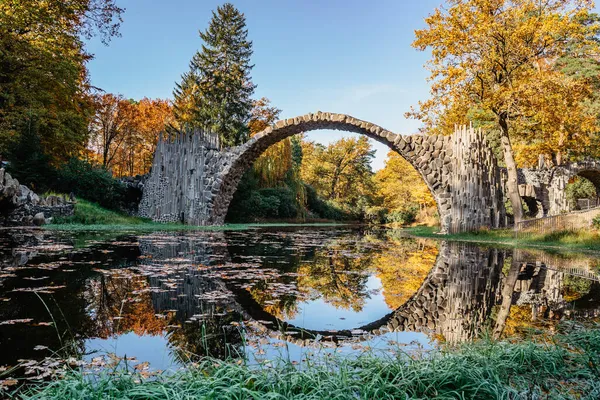 Ponte Aparência Única Rakotzbrucke Também Chamada Devils Bridge Saxônia Alemanha — Fotografia de Stock