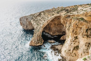 Muhteşem Mavi Grotto 'nun hava manzarası, Malta' nın güney kıyısı boyunca bulunan yedi mağara kompleksi. Popüler dalış ve şnorkelleme noktaları. Temiz, parlak mavi sular. Rocky kireçtaşı kemeri. Malta doğası..