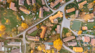 Küçük bir köyün havadan görünüşü. Çekçe 'deki geleneksel konutların üst görüntüsü. Uydu görüntüsü ile dümdüz aşağıya bakıyorlar. Yukardan evler, gayrimenkul konsepti. Country road şehir manzarası..