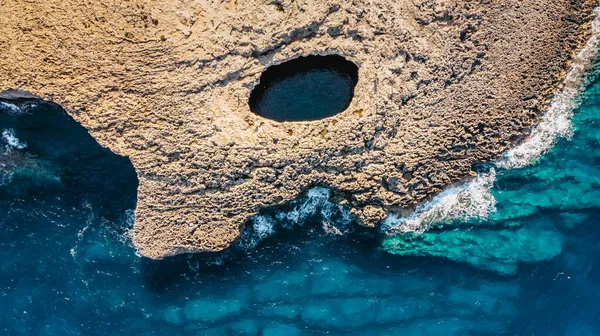 Вид Воздуха Пещеру Ахракс Коралловую Лагуну Мальту Холе Посреди Скал — стоковое фото