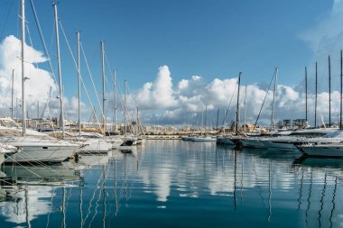 Limandaki lüks tekne ve yatlar. Güneşli bir yaz günü. Tatil lisesi seyahat konsepti. Akdeniz 'de tekne gezisi. Rıhtımda su yansıtmalı pahalı yelkenli yatları manzarası..