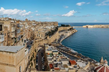 Valletta, Malta 'nın panoramik manzarası. Yukarı Barrakka Bahçeleri' nden şehir silueti. Güzel şehir manzarası, güneşli yaz günü. Renkli balkonlu liman taştan evler..