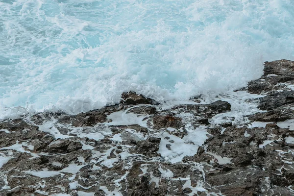 暴风雨后 危险的浪花汹涌 野生岩石海岸 多风的天气 背景为带白浪的蓝色海水 汹涌的海浪 水的力量 — 图库照片