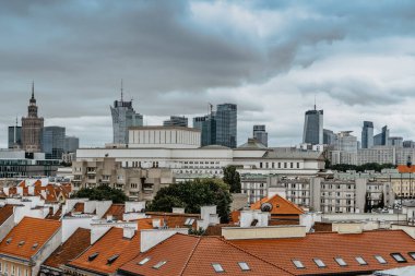 Varşova şehir merkezinin panoramik manzarası, eski evler ve modern gökdelenler. Varşova silueti, Poland.Şehrin çatıları. Bulutlu bir günde şehir manzarası.