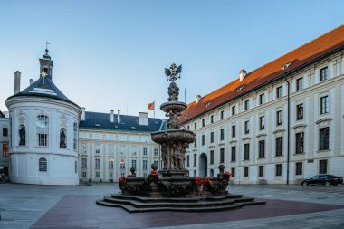 Prag, Çek Cumhuriyeti-3 Aralık-3. UNESCO Prag Şatosu 'nun çeşitli mimari tarzdaki sarayları ve binaları bulunan anıtı. İkinci avluda Çeşme ve Kutsal Haç Şapeli manzarası