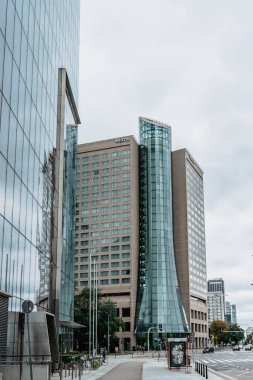 Varşova, Polonya-20 Eylül 2021. Polonya başkentinin merkezindeki modern gökdelenler. Otel, iş merkezi, bankalar. Şehir merkezindeki gökdelenler..