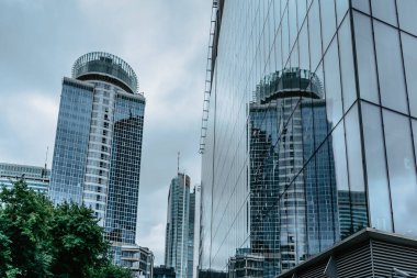 Varşova, Polonya-20 Eylül 2021. Polonya başkentinin merkezindeki modern gökdelenler. Otel, iş merkezi, bankalar. Şehir merkezindeki gökdelenler..