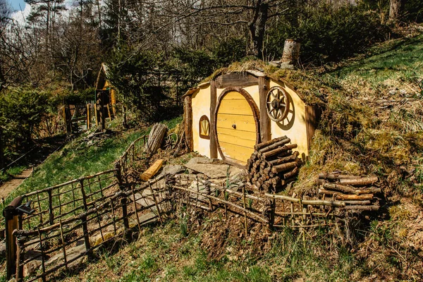 Hobbit Dom Czechach Hobbiton Trzema Hobbit Otwory Słodkie Żółte Drzwi — Zdjęcie stockowe