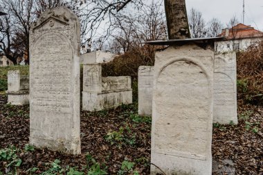 Krakow, Polonya-19 Aralık 20.2021 Krakow Eski Yahudi Mezarlığı Remuh Mezarlığı olarak bilinir. Naziler, Alman işgali sırasında bölgeyi yok etti. Mezar taşları, mezarlar, kutsal mezarlık, önemli bir hac alanı..