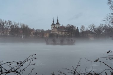 Premonstratensian Zeliv Manastırı 'nda sisli bir sabah, ulusal miras alanı, popüler hac mekanı. Ruhsal yenilenme ve fiziksel dinlenme için sakin bir yer. Su tarafından puslu bir manzara, soğuk hava.
