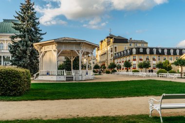 Frantiskovy Lazne, Çek Cumhuriyeti - 20 Ağustos 2021 Batı Bohemya 'daki sevimli spa kasabası, UNESCO mirası, tipik sarı cepheli termal binalar, neo-klasik sütunlar. Terapi yayları, rahatlama.