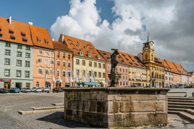 Cheb, Çek Cumhuriyeti - 20 Ağustos 2021. Batı Bohemya 'daki kasaba Ohre.Market' te 13. yüzyıldan kalma renkli Gotik evleri var. Ortaçağ parke meydanında tüccarların binaları var..