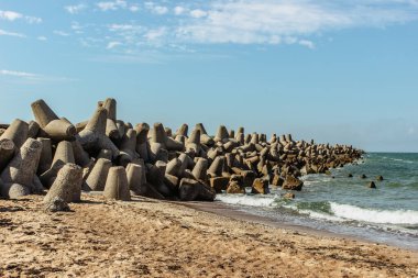 Kuzey Breakwater, Liepaja kalesi ve askeri limanı, Letonya 'nın önemli bir parçası olarak inşa edilmiştir. Güneşli yaz günlerinde Baltık Denizi' nde günbatımını ve balık avlanmasını izlemek için favori mekan..
