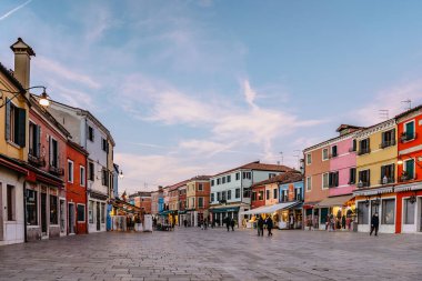 Burano, İtalya-29 Ocak 2022 Venedik yakınlarındaki en renkli ada. Eğik çan kulesi, kanallar, küçük evler ile dünyanın en renkli adası. Venedik Gölünde sükunet ve sükunet..