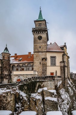 Rönesans şatosu Hruba Skala Cesky raj, Bohemya Cenneti 'ndeki kumtaşı kayaları üzerinde yer alıyor. Yerel kaya oluşumlarının güzel manzarası, Trosky Kalesi. Kaya geçidi, yürüyüş patikaları, koruma alanı..