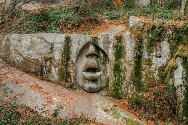 Çek Cumhuriyeti 'nin Lipnice nad Sazavou yakınlarında Çek kırsalındaki Bocca della Veritas' tan esinlenerek Usta pravdy, Gerçeğin Ağzı adlı kaya tasfiyesi. Açık hava modern sanat..