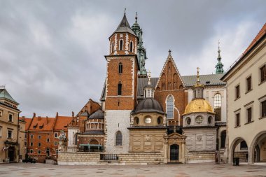 Krakow, Polonya-17 Aralık 2021 Kraliyet Gotik Wawel Katedrali, Roma Katolik Kilisesi, Polonya ulusal mabedi, Sigismund Kulesi, Saat Kulesi, Gümüş Çan Kulesi ile taç giyme töreni alanı. Mahzenler ve şapeller.