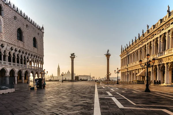 Beroemde Lege San Marco Plein Met Doges Palace Bij Zonsopgang — Stockfoto