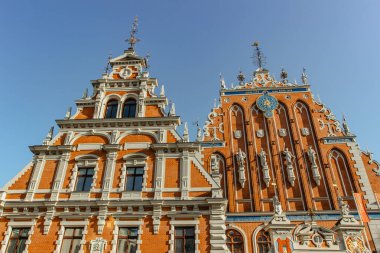Riga, Letonya-15 Ağustos 2019. Blackheads Evi, belediye binasının tarihi simgesi. Hollanda Rönesans cephesi, boyalı tavan, renkli süslemeler içeren ortaçağ binası. II. Dünya Savaşı 'nda yıkıldı..