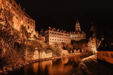 Çek Cumhuriyeti 'nden Cesky Krumlov' un gece görüşü. Rönesans ve Barok şatosuyla ünlü ortaçağ kasabası Vltava nehrinin yukarısındaki dik kayalıklarda. UNESCO miras alanı. Şehir rezervasyonu. Akşam kenti..