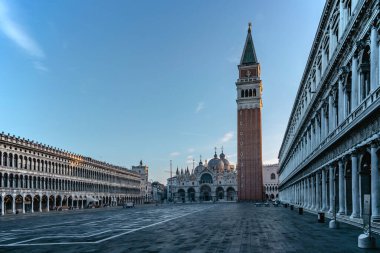 Saint Mark ve Bell Bazilikası ile ünlü boş San Marco meydanı, Venedik, İtalya 'da gün doğumunda. Sabahın erken saatlerinde popüler turizm merkezinde. Dünyaca ünlü Venedik simgeleri.
