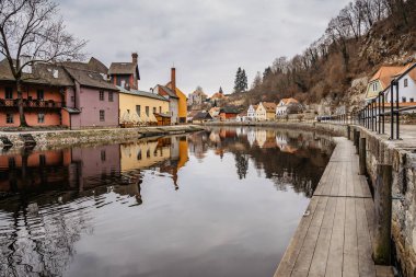 Cesky Krumlov seti, Çek Cumhuriyeti. Rönesans ve Barok kalesiyle ünlü ortaçağ kasabası Vltava nehrinin yukarısında. UNESCO miras bölgesi. Kentsel rezervasyon, su yansıması..