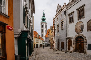 Cesky Krumlov, Çek Cumhuriyeti-6 Mart 2022. Meşhur Çek ortaçağ kasabasının boş caddesi. Gotik, Rönesans ve Barok mimarisi ile tarihi merkez. UNESCO miras bölgesi. Kentsel anıt rezervasyonu.
