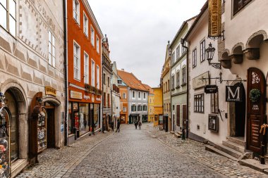 Cesky Krumlov, Çek Cumhuriyeti-6 Mart 2022. Meşhur Çek ortaçağ kasabasının boş caddesi. Gotik, Rönesans ve Barok mimarisi ile tarihi merkez. UNESCO miras bölgesi. Kentsel anıt rezervasyonu.