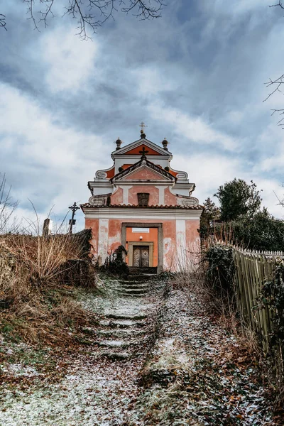 Παλιό Μικρό Εκκλησάκι Στην Τσεχική Ύπαιθρο Εγκαταλελειμμένο Σπίτι Καμπαναριό Πανόραμα — Φωτογραφία Αρχείου