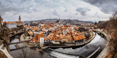 Çek Cumhuriyeti 'nden Cesky Krumlov' un panoramik hava manzarası. Vltava nehrinin yukarısındaki dik kayalıklarda Rönesans ve Barok şatosuyla ünlü Çek ortaçağ kasabası. UNESCO miras alanı..