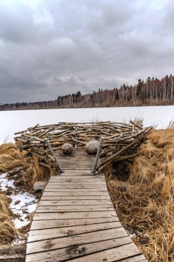 Olsina 'nın eğitim yolu Cesky Krumlov ve Lipno su rezervuarından çok uzak değil. Çek Cumhuriyeti' nin bataklıkları, bataklıkları, bataklıkları, bataklıkları ve orman taşkınlarını ahşap kaldırımlarla aşıyor. Turist doğal yolu. Yürüyüş günü..