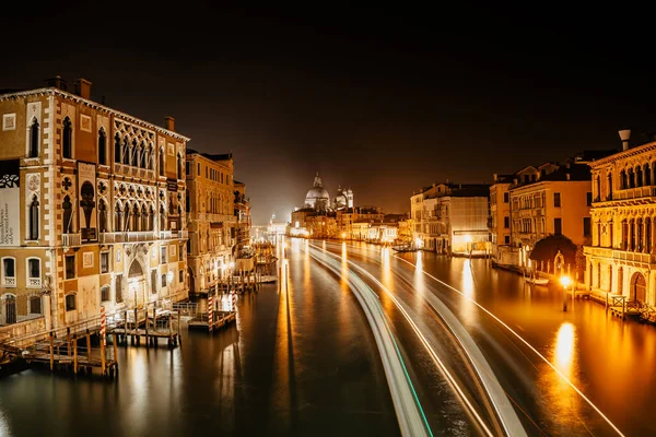 Gece Büyük Kanal, Venedik, İtalya. Tipik tekne ulaşımı, Venedik halk su otobüsü. Su taşımacılığı. Şehir manzarası. Popüler turizm merkezi..