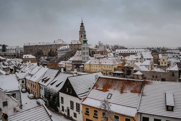 Çek Cumhuriyeti 'nden Cesky Krumlov' un kış manzarası. Vltava nehrinin üzerindeki dik kayalıklarda Rönesans ve Barok kalesiyle ünlü Çek ortaçağ kasabası. UNESCO mirası alanı..