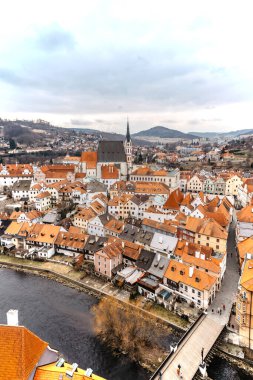Çek Cumhuriyeti 'nden Cesky Krumlov' un hava panoramik manzarası. Rönesans ve Barok evleri, kiliseler, Vltava nehri üzerindeki köprü ile ünlü Çek ortaçağ kasabası. UNESCO miras bölgesi.