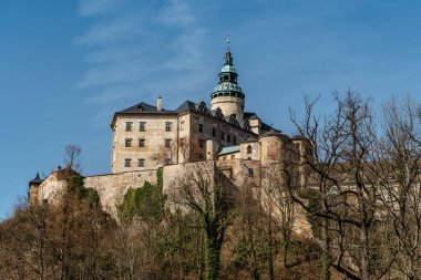 Orijinal ortaçağ gotik şatosu Frydlant, düzensiz şekilli avlusu, St. Anne Şapeli ve asma köprüsü olan Rönesans şatosuna uzanır. Çek Cumhuriyeti 'nin Kuzey Bohemya kentindeki dik kayaların üzerinde durur..