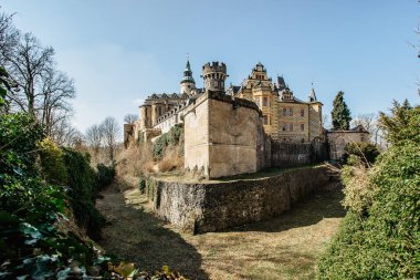 Orijinal ortaçağ gotik şatosu Frydlant, düzensiz şekilli avlusu, St. Anne Şapeli ve asma köprüsü olan Rönesans şatosuna uzanır. Çek Cumhuriyeti 'nin Kuzey Bohemya kentindeki dik kayaların üzerinde durur..