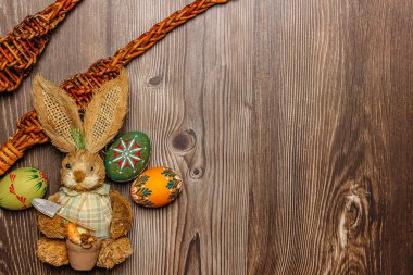 Renkli Paskalya yumurtaları, tavşancık, söğüt dalları sancaklar. Kopya alanının üstünde. Mutlu Paskalya dekorasyonu arka planı, renkli boyanmış yumurtalar.