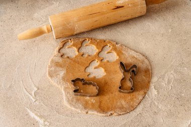 Paskalya pastası düz katlı, zencefilli ekmek sembolleri. Ev yapımı kurabiyeler. Paskalya tavşanı, tavşan, yumurta ve lezzetli bal kekinden ördekler..