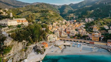 Monterosso 'nun havadan görünüşü ve Cinque Terre, İtalya' nın manzarası. UNESCO Miras Alanı. Tepe üzerindeki renkli bir sahil köyü..