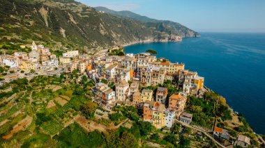 Corniglia 'nın havadan görünüşü ve Cinque Terre, İtalya' nın kıyı şeridi. UNESCO Miras Alanı. Deniz üzerindeki kayaların üzerindeki renkli bir köy..