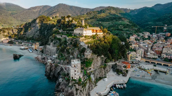 Monterosso 'nun havadan görünüşü ve Cinque Terre, İtalya' nın manzarası. UNESCO Miras Alanı. Tepe üzerindeki renkli bir sahil köyü..
