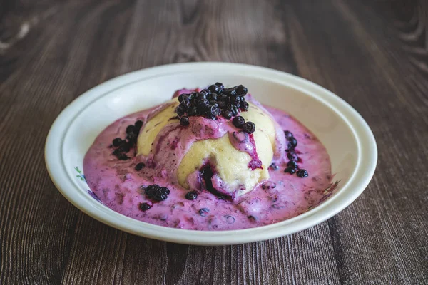 Σπιτικά Blueberry Duplings Κρέμα Τσέχικο Γλυκό Επιδόρπιο Τυπικό Στα Βουνά — Φωτογραφία Αρχείου